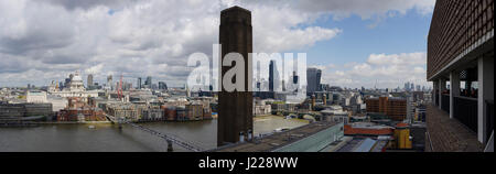 Vue panoramique de la ville de Londres Tate Modern y compris la Cathédrale St Paul et du quartier financier. Banque D'Images