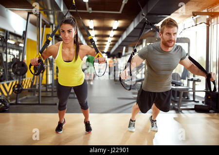 Jeune couple sur le corps de la formation en salle de sport Banque D'Images