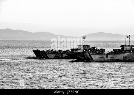 Royal Marines débarquements amphibies à l'Eastern Beach à Gibraltar. Photographe Stephen Ignacio à l'Eastern Beach, Gibraltar. La photographie noir et blanc Banque D'Images