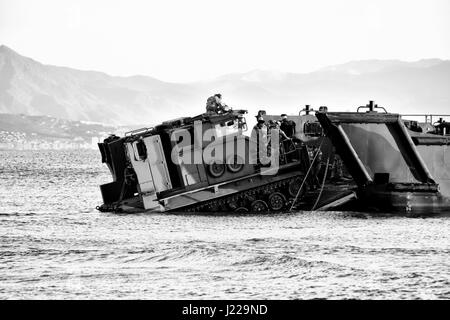 Royal Marines débarquements amphibies à l'Eastern Beach à Gibraltar. Photographe Stephen Ignacio à l'Eastern Beach, Gibraltar. La photographie noir et blanc Banque D'Images