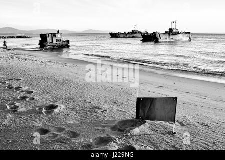 Royal Marines débarquements amphibies à l'Eastern Beach à Gibraltar. Photographe Stephen Ignacio à l'Eastern Beach, Gibraltar. La photographie noir et blanc Banque D'Images