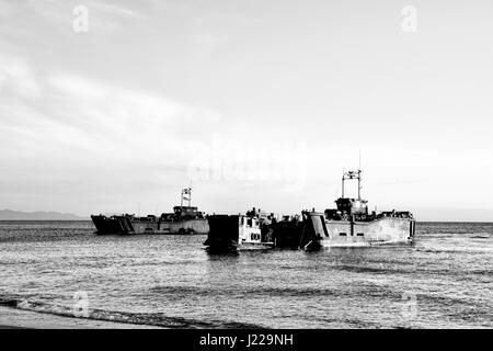 Royal Marines débarquements amphibies à l'Eastern Beach à Gibraltar. Photographe Stephen Ignacio à l'Eastern Beach, Gibraltar. La photographie noir et blanc Banque D'Images