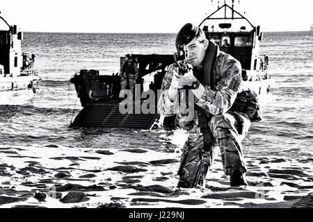 Royal Marines débarquements amphibies à l'Eastern Beach à Gibraltar. Photographe Stephen Ignacio à l'Eastern Beach, Gibraltar. La photographie noir et blanc Banque D'Images