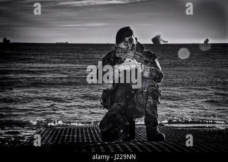 Royal Marines débarquements amphibies à l'Eastern Beach à Gibraltar. Photographe Stephen Ignacio à l'Eastern Beach, Gibraltar. La photographie noir et blanc Banque D'Images