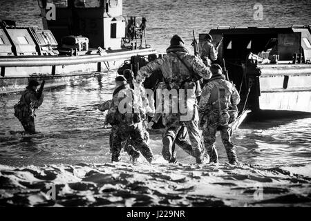 Royal Marines débarquements amphibies à l'Eastern Beach à Gibraltar. Photographe Stephen Ignacio à l'Eastern Beach, Gibraltar. La photographie noir et blanc Banque D'Images