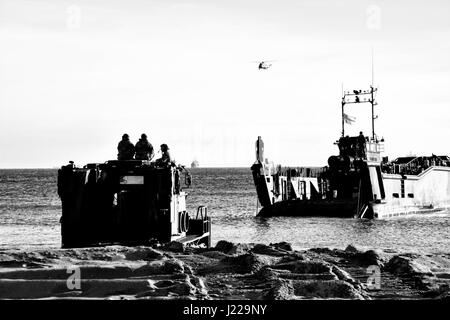 Royal Marines débarquements amphibies à l'Eastern Beach à Gibraltar. Photographe Stephen Ignacio à l'Eastern Beach, Gibraltar. La photographie noir et blanc Banque D'Images