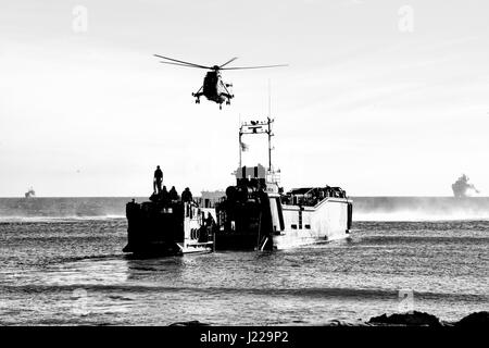 Royal Marines débarquements amphibies à l'Eastern Beach à Gibraltar. Photographe Stephen Ignacio à l'Eastern Beach, Gibraltar. La photographie noir et blanc Banque D'Images