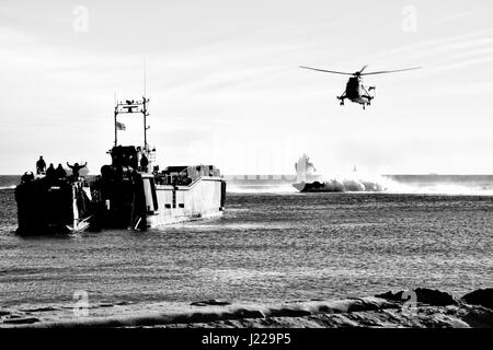 Royal Marines débarquements amphibies à l'Eastern Beach à Gibraltar. Photographe Stephen Ignacio à l'Eastern Beach, Gibraltar. La photographie noir et blanc Banque D'Images