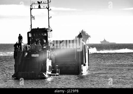 Royal Marines débarquements amphibies à l'Eastern Beach à Gibraltar. Photographe Stephen Ignacio à l'Eastern Beach, Gibraltar. La photographie noir et blanc Banque D'Images