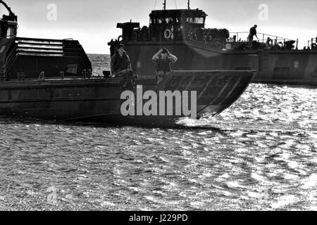 Royal Marines débarquements amphibies à l'Eastern Beach à Gibraltar. Photographe Stephen Ignacio à l'Eastern Beach, Gibraltar. La photographie noir et blanc Banque D'Images