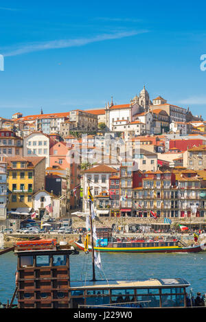 Portugal Porto Ribeira, vue sur la vieille ville de Porto Ribeira Grande densité de bâtiments historiques s'élevant au-dessus de la rivière Douro, à Porto, l'Europe. Banque D'Images