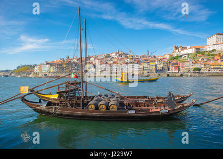 Portugal Voyage ville, vue en été des bateaux rabelo traditionnels sur le fleuve Douro dans le centre de Porto, Portugal, Europe.