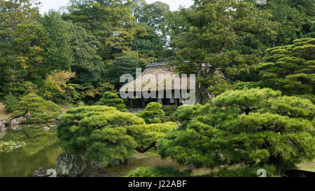 Achevé en 1645 comme résidence pour les membres de la famille impériale, Katsura Villa est l'un des plus beaux exemples de l'architecture japonaise et conception des jardins. Banque D'Images
