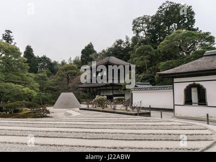 Pavillon d'argent construit dans XV c. comme la retraite villa pour shogun Yoshimasa, plus tard transformée en temple Zen. Il émule l'esprit de thé et wabi sabi. Banque D'Images