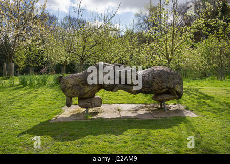 Sculptures en bois sculpté de blaireaux à Cheetham park, Stalybridge, Greater Manchester, Angleterre Banque D'Images