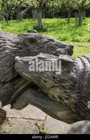 Sculptures en bois sculpté de blaireaux à Cheetham park, Stalybridge, Greater Manchester, Angleterre Banque D'Images