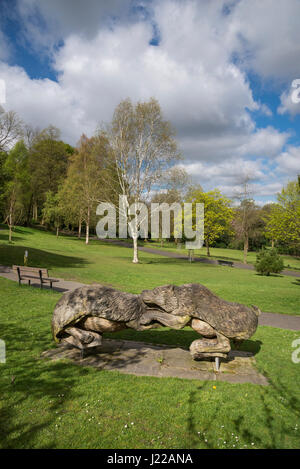 Sculptures en bois sculpté de blaireaux à Cheetham park, Stalybridge, Greater Manchester, Angleterre Banque D'Images