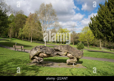 Sculptures en bois sculpté de blaireaux à Cheetham park, Stalybridge, Greater Manchester, Angleterre Banque D'Images