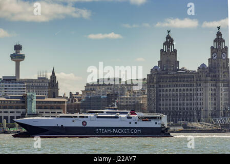 IOMSP Manannan catamaran laissant Liverpool. Banque D'Images