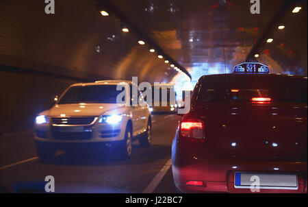 Voir à partir de la voiture sur la circulation en tunnel. Banque D'Images