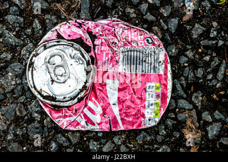 Coca cola coke écrasé fizzy drink pouvez étain sur road décolorées. Banque D'Images