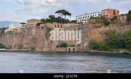 Vue de la côte de Sorrente falaise ville du sud de l'Italie au crépuscule Banque D'Images