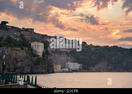 Vue de la côte de Sorrente falaise ville du sud de l'Italie au coucher du soleil Banque D'Images