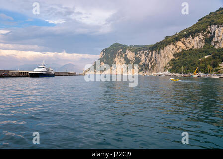 Voir l'entrée du port sur l'île de Capri, Italie Banque D'Images