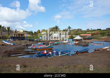 Bateaux de pêche dans un petit port de Hanga Roa, capitale de l'île de Pâques, Chili. Banque D'Images