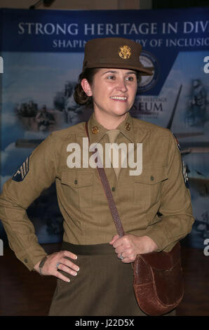 Les modèles d'un aviateur un des premiers uniformes désignés pour les femmes qui s'est joint à l'Armée de l'air en 1948 au cours de l'histoire vivante fashion show le 7 octobre 2016, à Joint Base San Antonio-Lackland, Texas Gateway Club. JBSA-Lackland a accueilli une réunion des femmes dans l'Armée de l'air, un terme pour les femmes qui s'est joint à l'Armée de l'air entre les années de 1949-1976. Le WAF a été fondée en 1948 sur l'intégration des services armés de la femme, qui a permis à des dizaines de milliers de membres du service féminin de trouver des emplois dans l'Armée de l'air. En 1976, les femmes ont été acceptées dans le service sur la base de l'égalité avec les hommes. (Photo de Johnny Sal Banque D'Images