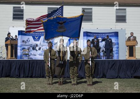 Joint Base San Antonio Air Force militaire modèle certains membres de l'Armée de l'air uniforme dans le passé au cours de l'Airman Heritage Museum 60e anniversaire le 26 janvier 2017, at Joint Base San Antonio-Lackland, Texas. L'Airman Heritage Museum a célébré son 60e anniversaire, où des dizaines d'invités blanchi sur une pelouse ensoleillée juste à l'extérieur du bâtiment pour un spectacle d'histoire vivante avec des reconstitutions historiques en costumes. (Photo par Sean Worrell) Banque D'Images