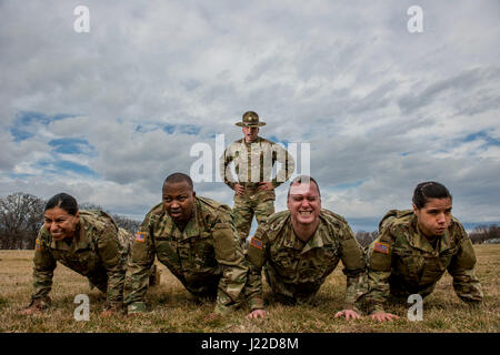 Le Sgt. 1re classe Joshua Moeller, Réserve de l'armée américaine et l'instructeur de forage 2016 Sous-officiers de l'armée américaine de l'année, participe à une séance photo de marketing organisées par le Bureau du chef de l'armée à Fort Belvoir, Virginie, le 14 février, à promouvoir l'armée américaine de la réserve. (U.S. Réserve de l'armée photo par le Sgt. Michel Sauret) Banque D'Images