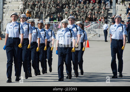 Les membres du 59e Groupe d'entraînement de l'équipe de forage Forage effectuer des mouvements dans la régulation de la 37e ronde de l'aile de formation en cascade à l'Pfingston sur invitation Centre d'accueil à Joint Base San Antonio-Lackland, Texas, 25 février 2017. La 59e TRG a pris la première place pour la deuxième année consécutive dans la compétition. (U.S. Air Force photo par Airman Dillon Parker) Banque D'Images