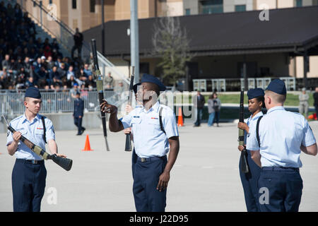 Les membres du 343e Escadron d'entraînement d'effectuer des mouvements de drill drill team dans le règlement de la 37e ronde de l'aile de formation en cascade à l'Pfingston sur invitation Centre d'accueil à Joint Base San Antonio-Lackland, Texas, Feb 25, 2017. Le concours consistait en une classe ouverte, un règlement d'inspection et d'une foret foret freestyle performance de chaque équipe. (U.S. Air Force photo par Airman Dillon Parker) Banque D'Images