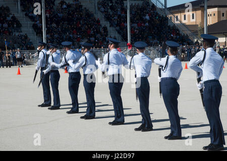 Les membres de la 17e Escadre d'entraînement de l'équipe de drill Goodfellow Air Force Base, Texas, effectuer au cours de la ronde de la 37e freestyle Aile de formation en cascade à l'Pfingston sur invitation Centre d'accueil à Joint Base San Antonio-Lackland, Texas, le 25 février 2017. La 17e mission d'aujourd'hui TRW est de former, développer et inspirer l'intelligence exceptionnelle, de surveillance et de reconnaissance et de protection incendie pour les professionnels de l'Amérique et ses alliés.(U.S. Air Force photo par Airman Dillon Parker) Banque D'Images