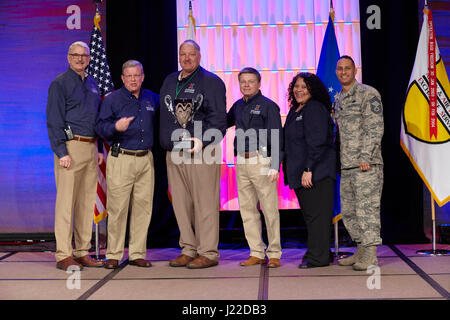 La conférence Exchange main Store Managers/General Managers tenue à Frisco, Texas, a décerné la Coupe Director/CEO à la Selfridge Air National Guard base, soulignant le leadership et l'excellence opérationnelle au sein de l'AAFES. Banque D'Images
