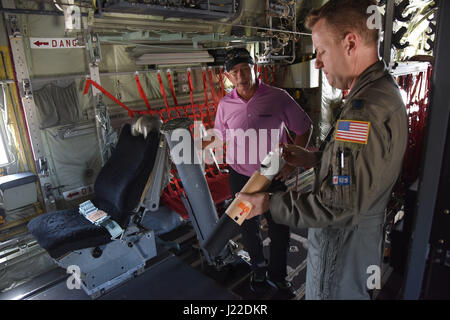 Le lieutenant-colonel Sean Cross, 53e Escadron de reconnaissance Météo pilote instructeur, offre un tour d'un WC-130J Hercules à Mike Goodes, premier joueur de l'Association des golfeurs professionnels, le 29 mars 2017, sur la base aérienne de Keesler, mademoiselle Goodes, qui a participé à la Classique de Golf Resort du Mississippi la semaine dernière, a également reçu un tour de pare-brise et une science de Keesler sur une sphère de démonstration. (U.S. Air Force photo par Kemberly Groue) Banque D'Images