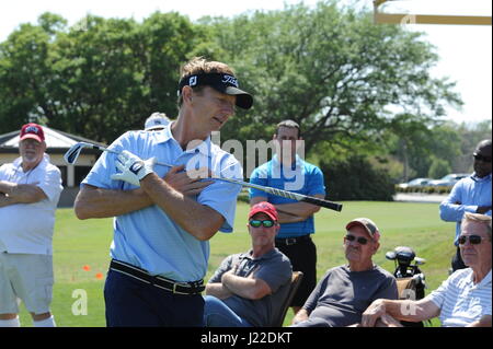 Brad Faxon, champion de l'Association des golfeurs professionnels, joueur de golf fournit des conseils pour le personnel de Keesler lors d'une clinique gratuite à la Bay Breeze Golf Course le 29 mars 2017, sur la base aérienne de Keesler, mademoiselle Faxon est huit fois champion du PGA Tour et c'est la troisième fois qu'il a tenu une clinique à Keesler. (U.S. Air Force photo par Kemberly Groue) Banque D'Images