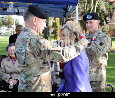 Comme le lieutenant général Stephen Lanza (droite), général commandant du I Corps applaudit, le général commandant de l'armée américaine (FORSCOM) Le général Robert B. Abrams (à gauche) présente la Décoration pour service civil distingué à Madeline Lanza, Avril 3, 2017 at Joint Base Lewis-McChord, dans l'État de Washington. (Photo US Army par Sidney Lee, Enterprise Centre Multimédia, JBLM) Banque D'Images