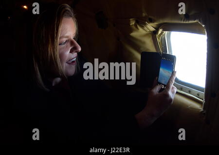 Debra Toufel, University of Oklahoma : College of Business directeur des partenariats public-privé, et membre de la Base aérienne Tinker commandant honoraire's 2017 classe prend une photo à travers la fenêtre du fuselage d'un KC-135R Stratotanker pendant un vol d'entraînement local le 6 avril 2017, à partir de la Base aérienne Tinker, en Oklahoma. Le commandant honoraire a appris à propos de la mission de la 507e Escadre de ravitaillement en vol, Air Force Reserve Command, lors d'une mission de ravitaillement de l'air avec le F-16 Fighting Falcon de la 138e Escadre de chasse, New York Air National Guard. (U.S. Air Force photo/Greg L. Davis) Banque D'Images