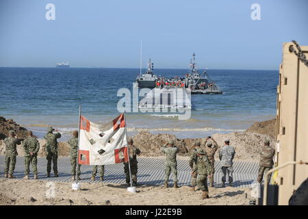 Des soldats du 331 Compagnie de transport (Causeway), 11e bataillon de transport, 7e brigade expéditionnaire de transport - stockage des Trident jetée à Dogu Beach en avril 2017, 7 Pohang. La jetée est une composante de la logistique interarmées sur-le-Shore aspect de l'Exercice Opération Pacific Reach '17 qui aura lieu du 10 au 21 avril. Banque D'Images