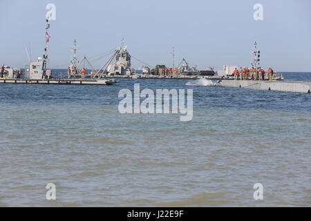 Des soldats du 331 Compagnie de transport (Causeway), 11e bataillon de transport, 7e brigade expéditionnaire de transport - stockage des Trident jetée à Dogu Beach en avril 2017, 7 Pohang. La jetée est une composante de la logistique interarmées sur-le-Shore aspect de l'Exercice Opération Pacific Reach '17 qui aura lieu du 10 au 21 avril. Banque D'Images