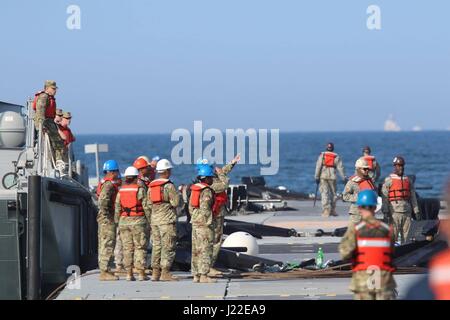 Des soldats du 331 Compagnie de transport (Causeway), 11e bataillon de transport, 7e brigade expéditionnaire de transport - stockage des Trident jetée à Dogu Beach en avril 2017, 7 Pohang. La jetée est une composante de la logistique interarmées sur-le-Shore aspect de l'Exercice Opération Pacific Reach '17 qui aura lieu du 10 au 21 avril. Banque D'Images