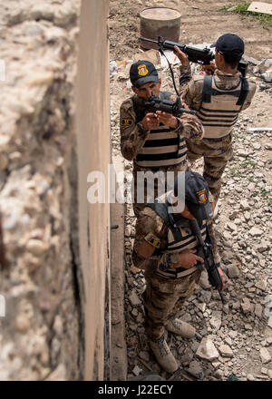 Bagdad (8 avril 2017) - les membres des Forces d'opérations spéciales irakiennes balayant une zone sécurisée pratique pour les dispositifs explosifs de circonstance au cours de la formation dispensée par les membres de la Coalition ont affecté à des opérations spéciales interarmées Task Force - l'Iraq. Cette formation fait partie de la Force opérationnelle interarmées combinée globale - Fonctionnement résoudre inhérent à renforcer les capacités des partenaires mission par la formation et de l'amélioration de la capacité des forces des combats en partenariat avec ISIS. Les GFIM-OIR est la Coalition mondiale pour vaincre ISIS en Iraq et en Syrie. (U.S. Photo de la marine par le Premier maître de Brandon, Raile CJTF-OIR) Banque D'Images