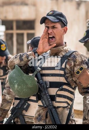 Bagdad (8 avril 2017) - Les soldats des forces d'opérations spéciales irakiennes qui pratique une zone pour des dispositifs explosifs de circonstance au cours de la formation dispensée par les membres de la Coalition ont affecté à des opérations spéciales interarmées Task Force - l'Iraq. Cette formation fait partie de la Force opérationnelle interarmées combinée globale - Fonctionnement résoudre inhérent à renforcer les capacités des partenaires mission par la formation et de l'amélioration de la capacité des forces des combats en partenariat avec ISIS. Les GFIM-OIR est la Coalition mondiale pour vaincre ISIS en Iraq et en Syrie. (U.S. Photo de la marine par le Premier maître de Brandon, Raile CJTF-OIR) Banque D'Images