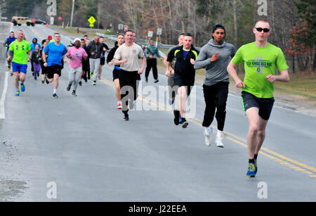 Le lieutenant Colin Charpentier ouvre la voie a été le 10e bataillon de troupes spéciales et de l'administration centrale déclenche sur ses 5k Fun Run de la famille de fonds à l'appui de l'Armée de secours d'urgence. La course a attiré plus de 7 000 $ en dons alors que le bataillon a poursuivi l'effort de collecte de fonds tout au long de la semaine. (U.S. Photo de l'armée par la CPS. Liane Schmersahl) Banque D'Images