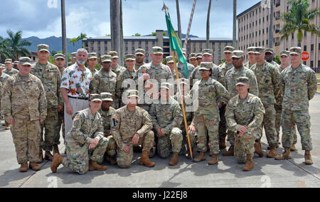 SCHOFIELD BARRACKS, Virginia- Soldats de la Police militaire de la 13e Détachement MP, 728th Bataillon MP MP, 8e Brigade, 8ème commande Soutien Théâtre, posent avec le U.S. Army Pacific Chef d'état-major, le Major-général Mark O'Neil (2ème rang, 2ème à partir de la droite) et a pris sa retraite le Sgt Commande. Le Major Mark Farley (debout, 3e à partir de la gauche), après avoir reçu l'année financière 2016 Sgt Commande. Mark Farley Award le 11 avril, ici. Le prix est décerné à la meilleure unité PM trouvés dans le USARPAC zone d'exploitation. Banque D'Images