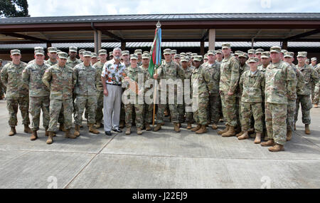 SCHOFIELD BARRACKS, Virginia- Soldats de la Police militaire de la 58e Compagnie MP, 728th Bataillon MP MP, 8e Brigade, 8ème commande Soutien Théâtre, posent avec le U.S. Army Pacific Chef d'état-major, le Major-général Mark O'Neil (2ème rang, 4ème à partir de la droite) et a pris sa retraite le Sgt Commande. Le Major Mark Farley (à gauche, 1er du centre), après avoir reçu l'année financière 2016 Sgt Commande. Mark Farley Award le 11 avril, ici. Le prix est décerné à la meilleure unité PM trouvés dans le USARPAC zone d'exploitation. Banque D'Images