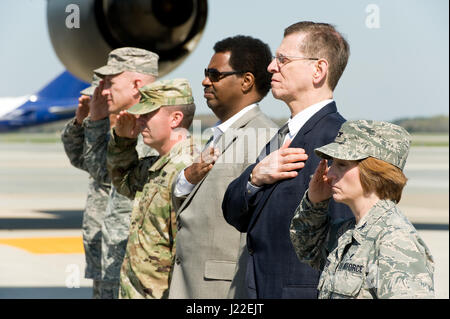 Le personnel des opérations des affaires mortuaires de la Force aérienne mène un exercice de drapeau plié 2017 à la base aérienne de Dover, Delaware, simulant le transfert d'un militaire tombé pour s'entraîner à l'intervention en cas de grand nombre de victimes et à la coordination des services conjoints. Banque D'Images