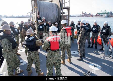 POHANG, République de Corée (11 avril 2017) - Les marins du Bataillon de construction 1 amphibie et ROK de Seabees Mobile Naval Construction Battalion 2 écouter un exposé sur les mesures de sécurité avant le déploiement du système de transfert de liquides en vrac amphibie pendant le fonctionnement de l'exercice Pacific Reach (2017 OPRex17). OPRex17 est un événement de formation bilatérale conçu pour garantir l'état de préparation et de soutenir la République de Corée et les États-Unis En exerçant l'Alliance d'un domaine Distribution Center (ADC), un point d'alimentation en air Terminal (ATSP), combiné au cours de logistique commune-la-Rive (CJLOTS), et l'utilisation du rail, voies navigables intérieures, côtières et les opérations de levage Banque D'Images